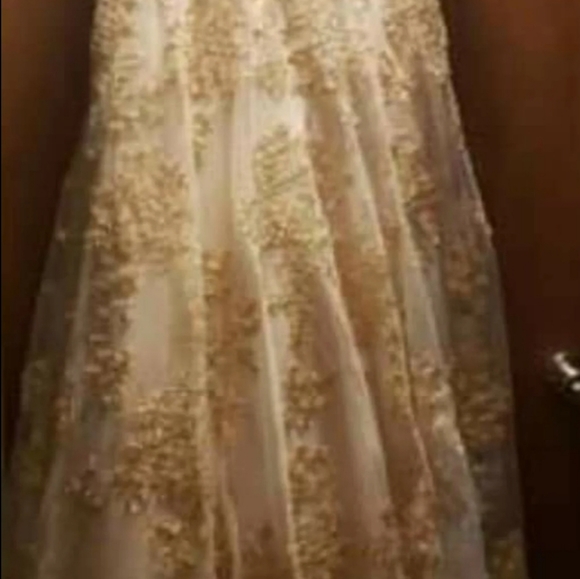 A David's Bridal Exclusive Wedding Dress A-Line Oleg Cassini - Picture 5 of 7